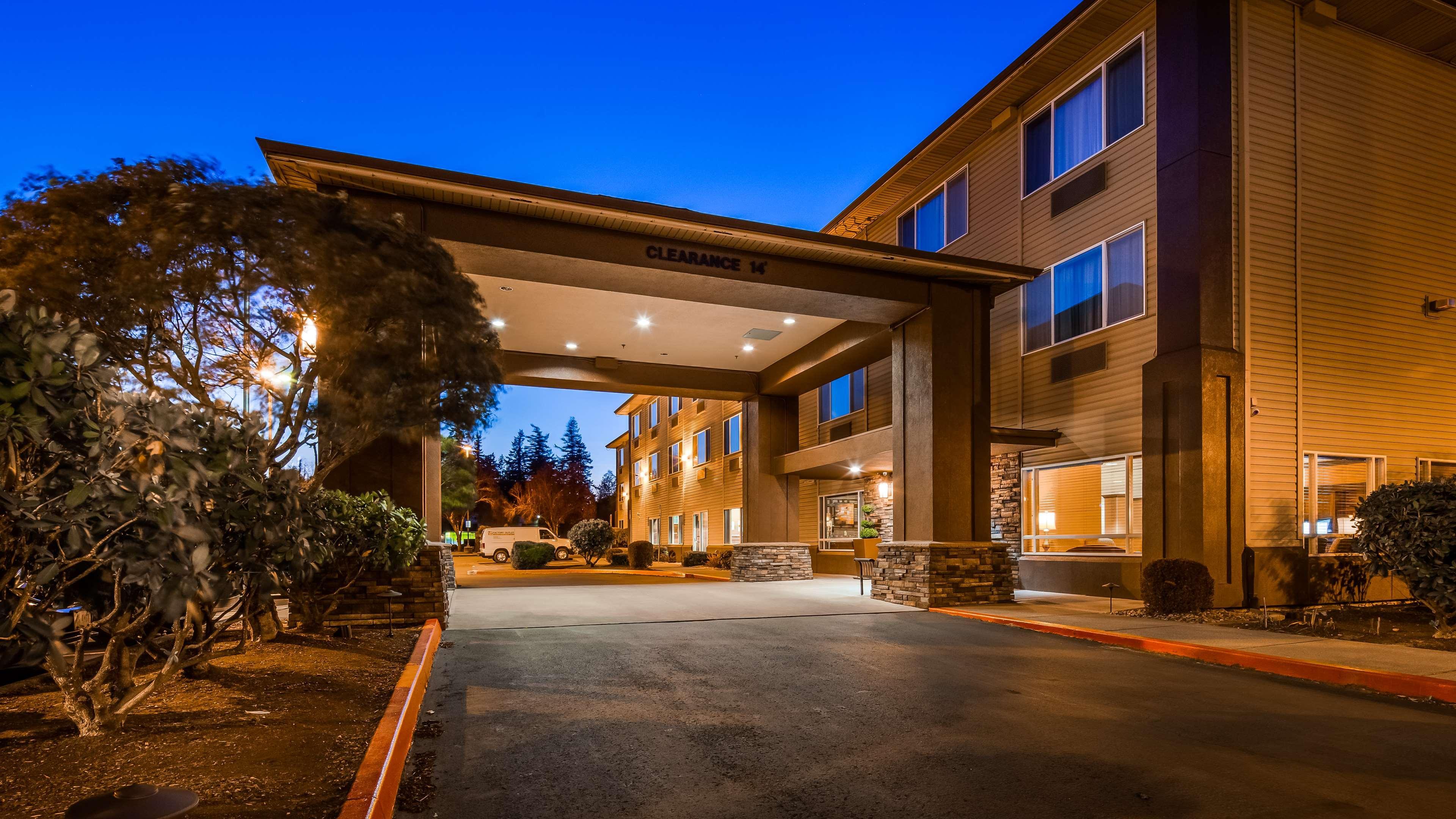 Best Western Cascade Inn & Suites Troutdale Buitenkant foto